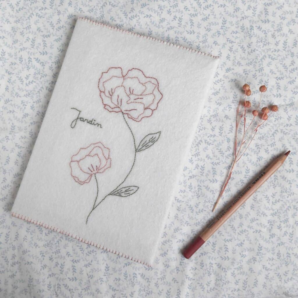 Chez Pique & Colegram vous trouvez tout ce qu'il faut pour broder : des fournitures, des kits broderie et des cours de broderie.