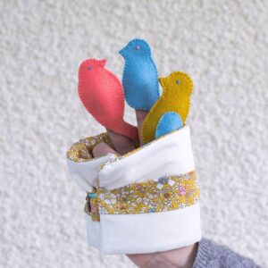 le kit couture Cinq dans le nid, support de lecture de la comptine du même nom, à coudre soi-même en feutrine de laine et Liberty