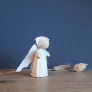 le kit couture de l'ange de Pique & Colegram permet de confectionner un ange en feutrine de laine et perles de bois.
