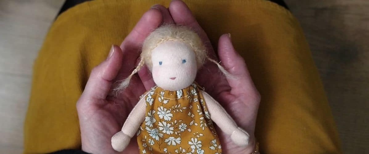 Chez Pique & Colegram, il y a une mini poupée Waldorf de 16cm.