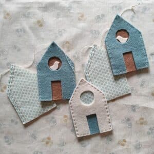 Les petites maisons flocons, une guirlande poétique à confectionner grâce au kit feutrine de Pique & Colegram