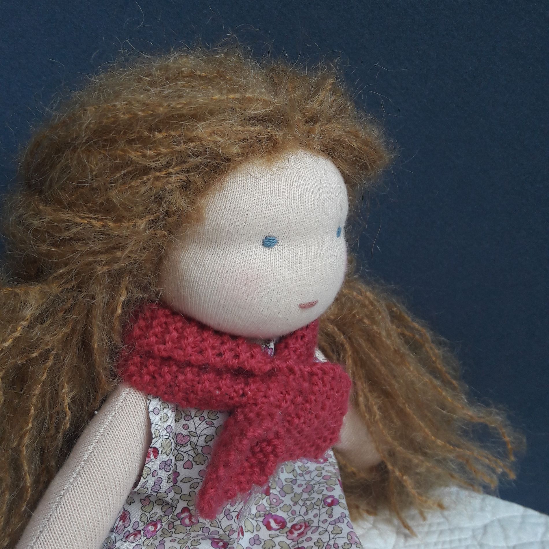La poupée Passiflore est une poupée Waldorf de 23cm aux cheveux longs .