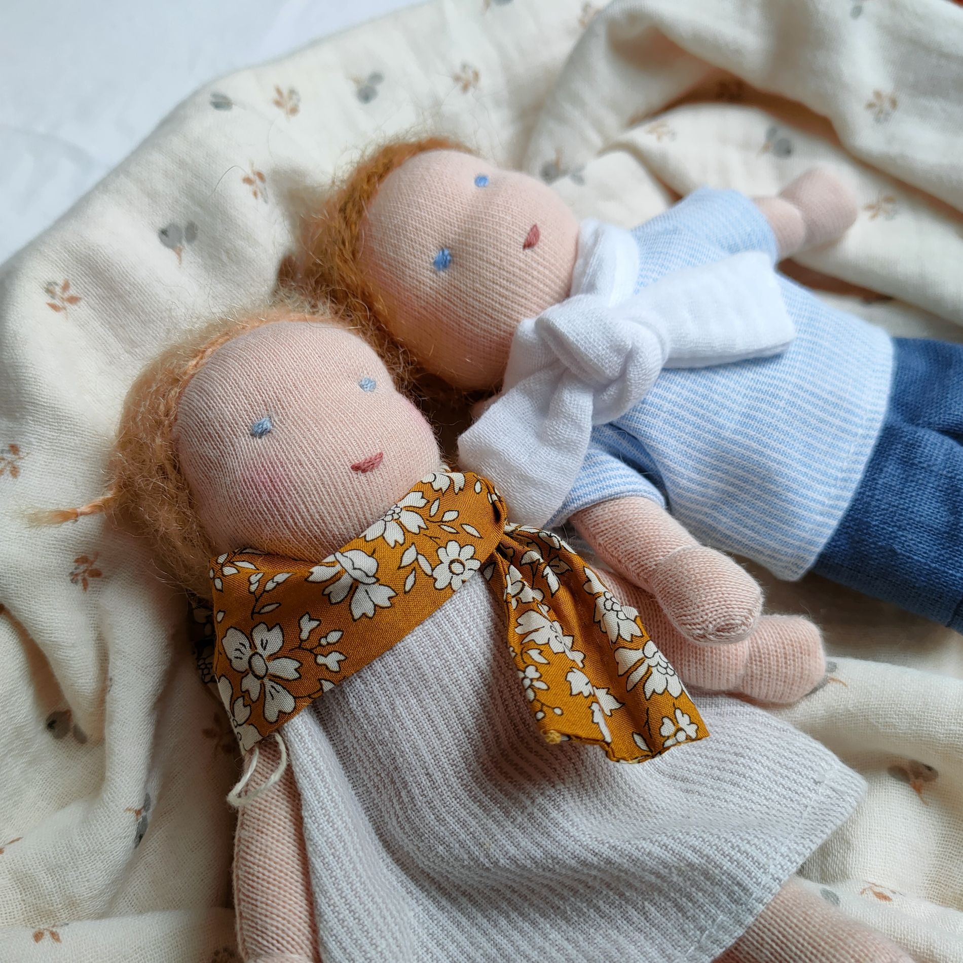 Chez Pique & Colegram vous trouvez des kits couture de mini poupées et de mini poupons.