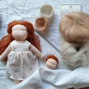 Lors de l'achat d'un kit poupée Waldorf chez Pique & Colegram, vous pouvez choisir le supplément confection du bonnet tricoté.