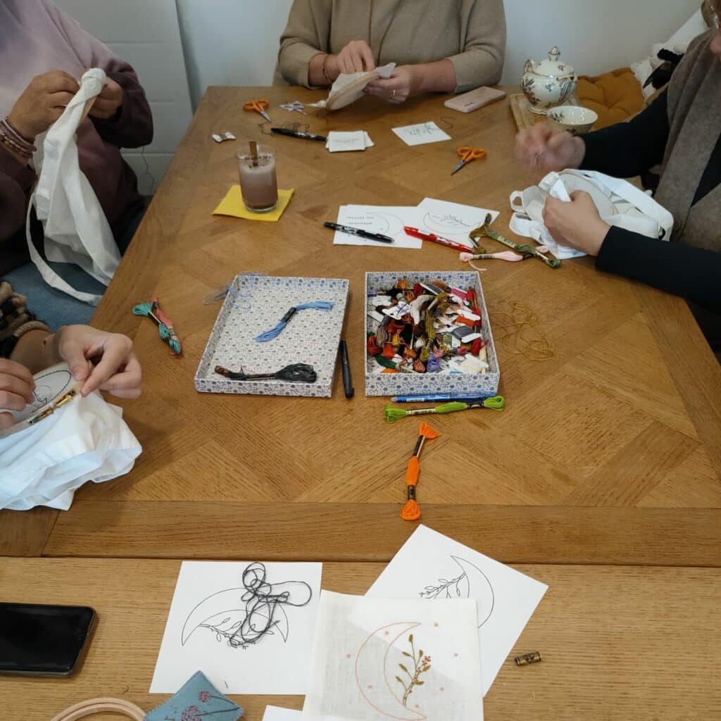 Pique & Colegram propose des ateliers broderie et des café broderie dans les salons de thé.