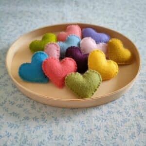 Le kit DIY de la collection de cœurs permet de confectionner 12 cœurs en feutrine pure laine.