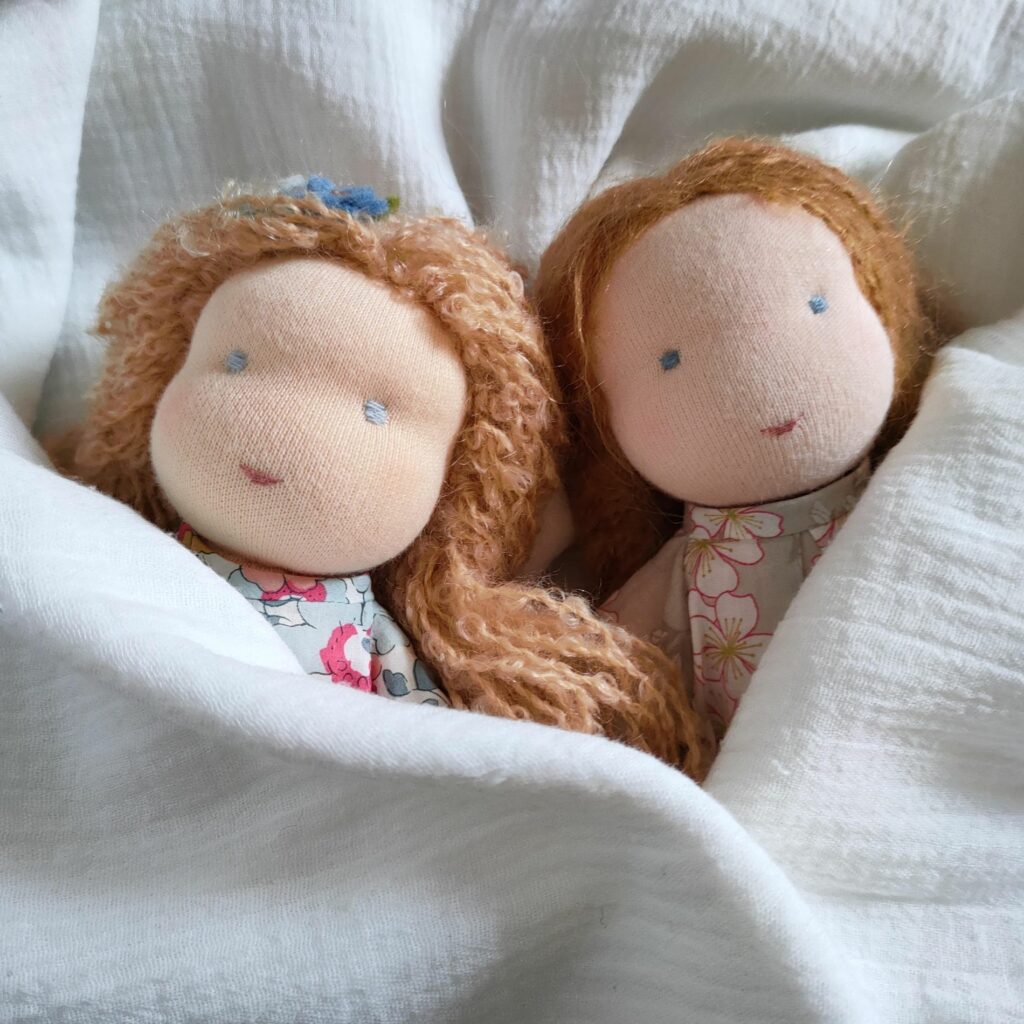Chez Pique & Colegram, il y a des poupées Waldorf réalisées pour vous ou en kits DIY.
