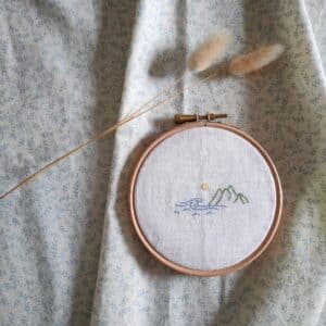 Le kit du tambour brodé Amour est un kit broderie de Pique & Colegram, un modèle tout en délicatesse.