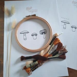 Les champignons sont à broder grâce au patron de broderie téléchargeable et à la leçon de points qui l'accompagne.
