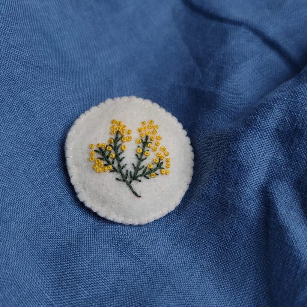 Le kit broderie de la broche Mimosa est une création Pique & Colegram.