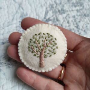 Le kit de la broche Arbre de printemps est un kit broderie.