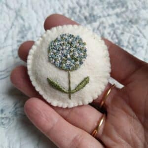 Le kit de la broche Comme un bouquet est un kit broderie, une création Pique & Colegram.
