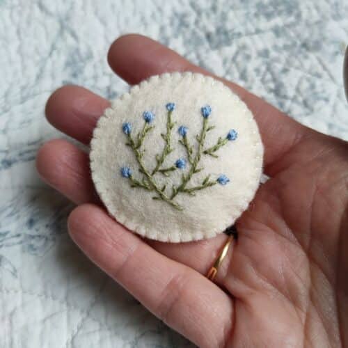 Le kit de la broche fleurs bleues est un kit de broderie accessible aux débutants.