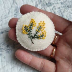L ekit de la broche Mimosa est un kit de broderie pour confectionner un joli accessoire.
