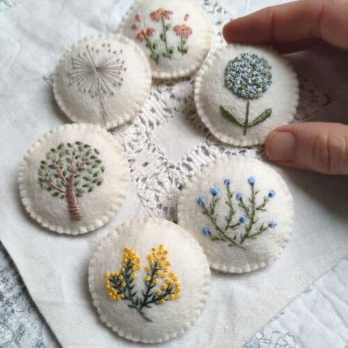 Pique & Colegram vous propose un atelier de broderie pour confectionner une broche brodée de fleurs.