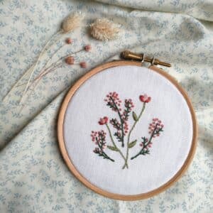 Le kit broderie du tambour brodé petit bouquet est un modèle Pique & Colegram.