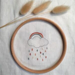 Un arc en ciel est un modèle de broderie de Pique & Colegram.