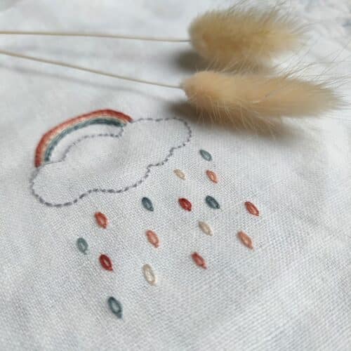 Le tambour brodé Un arc en ciel est un kit de broderie proposé par Pique & Colegram.