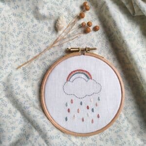 Le kti du tambour brodé Arc en ciel est un kit broderie adapté pour les débutants.