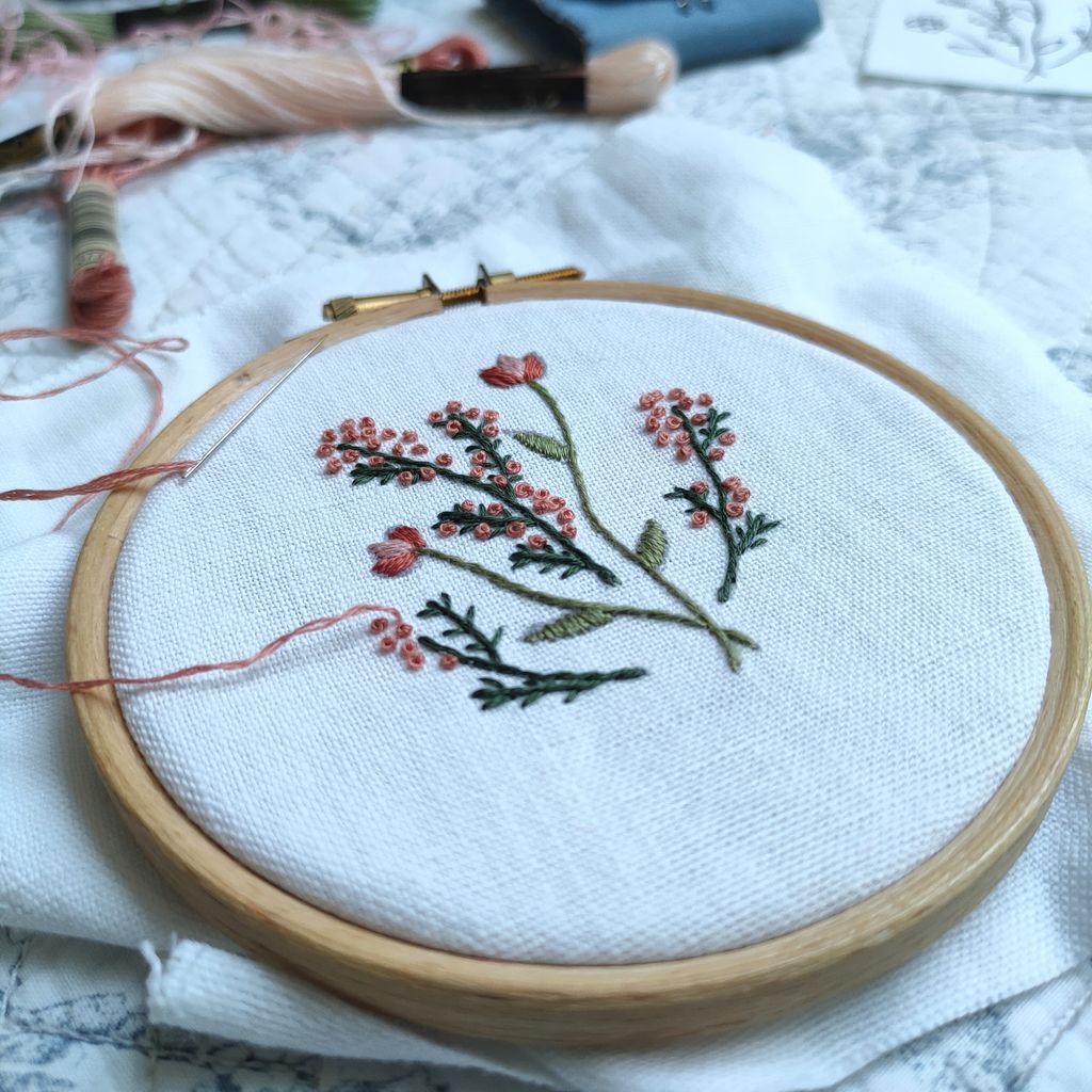 Pique & Colegram vous propose un cours de broderie pour apprendre à broder des fleurs