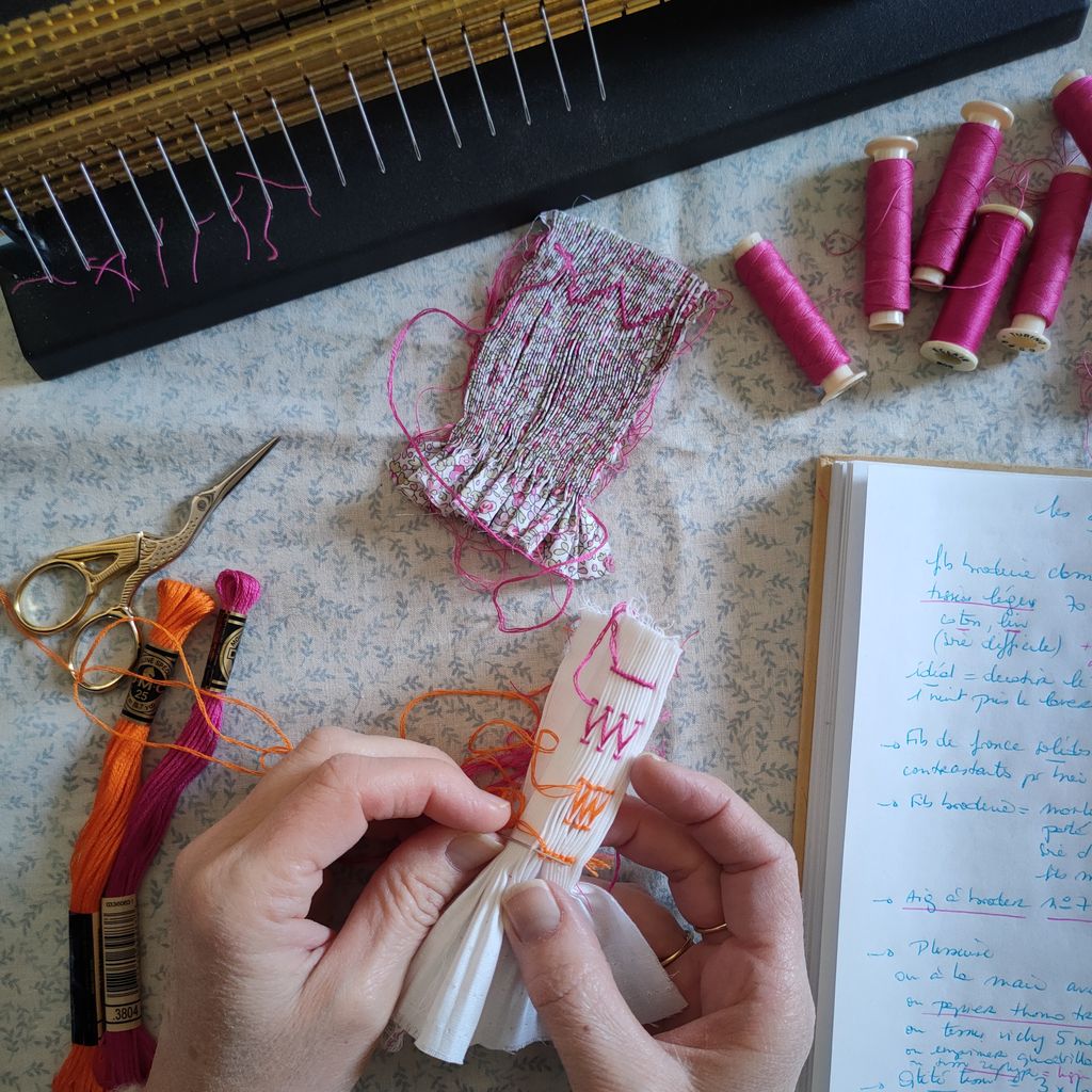 Pique & Colegram vous propose des cours de broderie pour apprendre à broder des smocks.