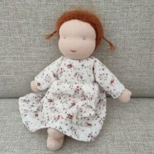 Cette poupée Camomille aux cheveux roux est prête à quitter l'atelier