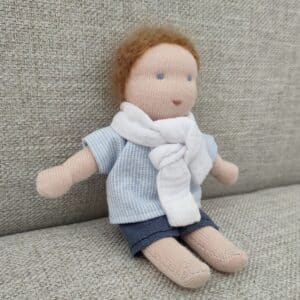 Cerfeuil est un mini poupon Waldorf de 16cm, confectionné par Pique & Colegram