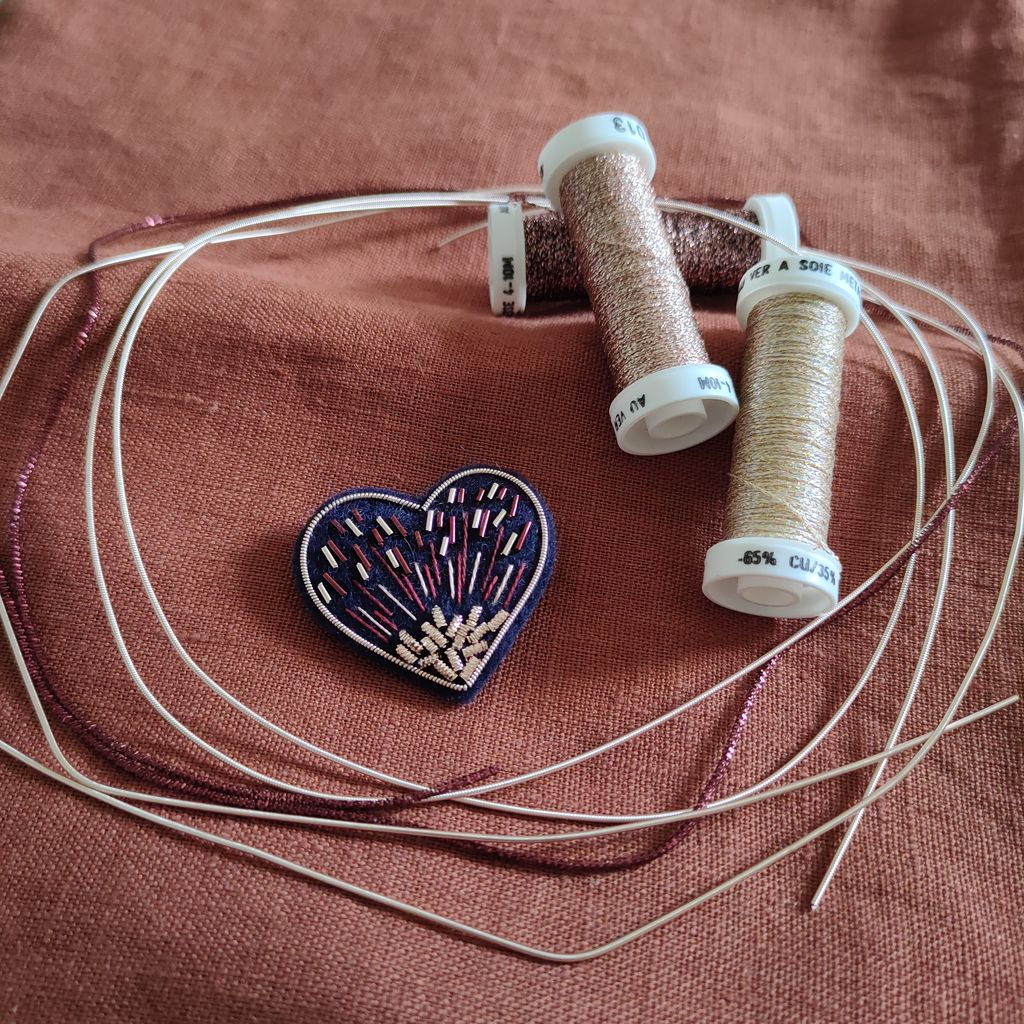 Pique& Colegram propose un cours de broderie initiation broderie or.