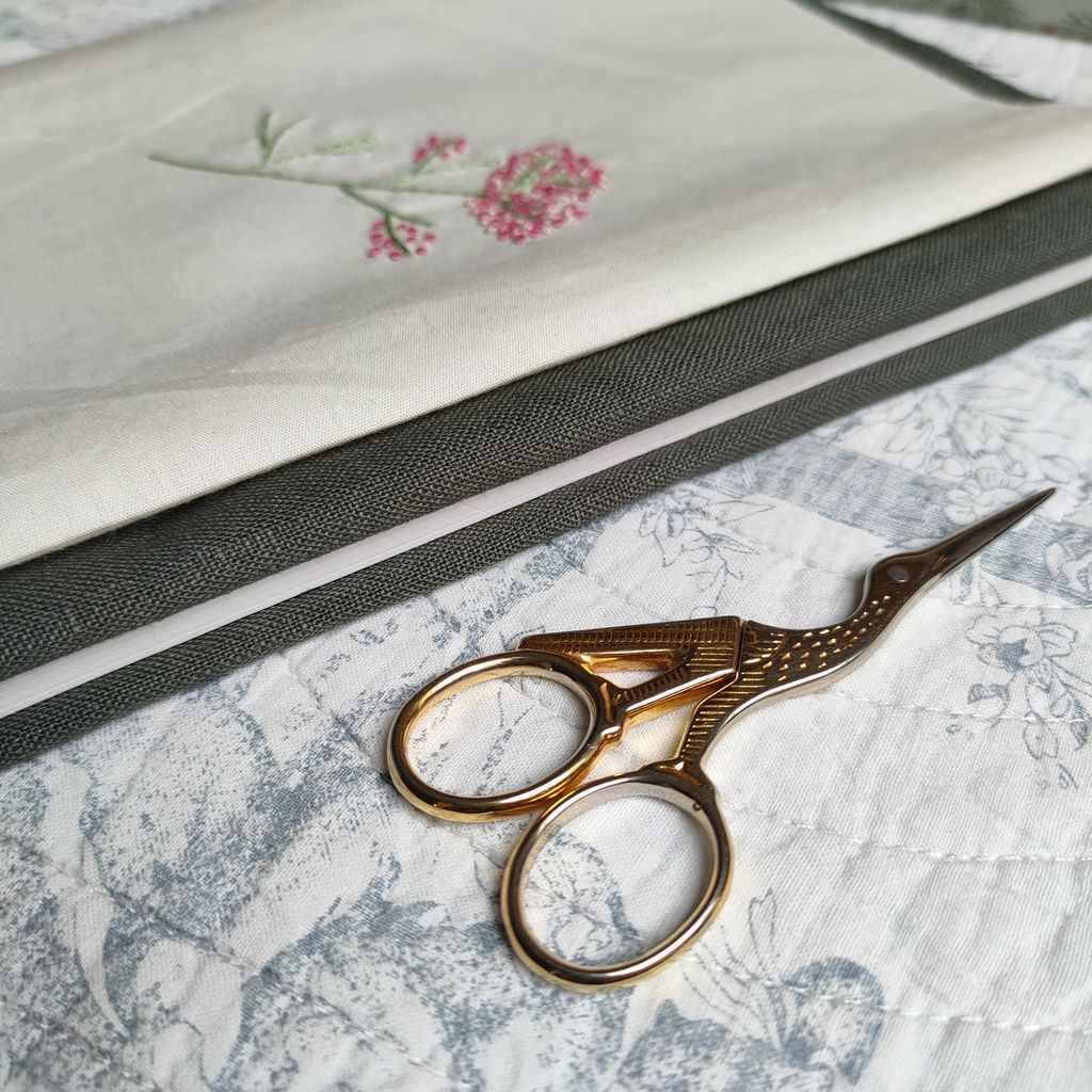 Pique & Colegram vous propose un atelier de broderie au cours duquel vous confectionnerez un protège carnet brodé.
