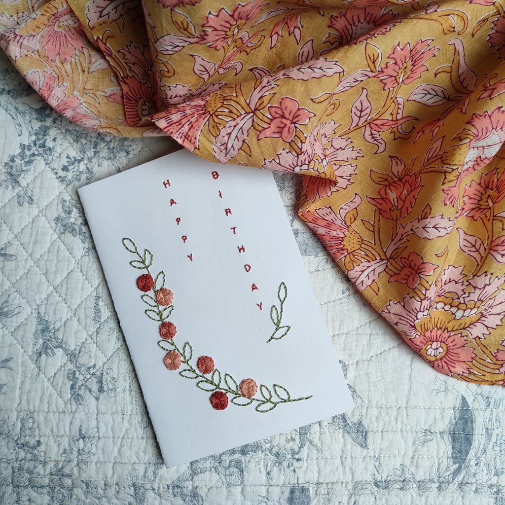 Le kit carte brodée Branche fleurie est un kit de broderie de carte d'anniversaire