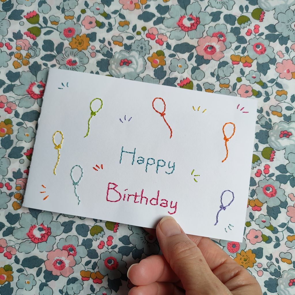 Le kit de la carte brodée Ballons est un kit broderie pour confectionner une carte d'anniversaire brodée.