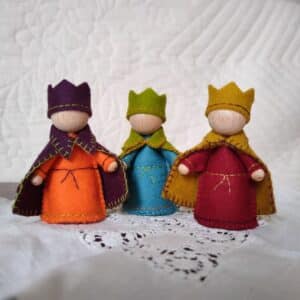 Le kit couture des rois mages permet de confectionner les 3 rois mages en feutrine de laine.