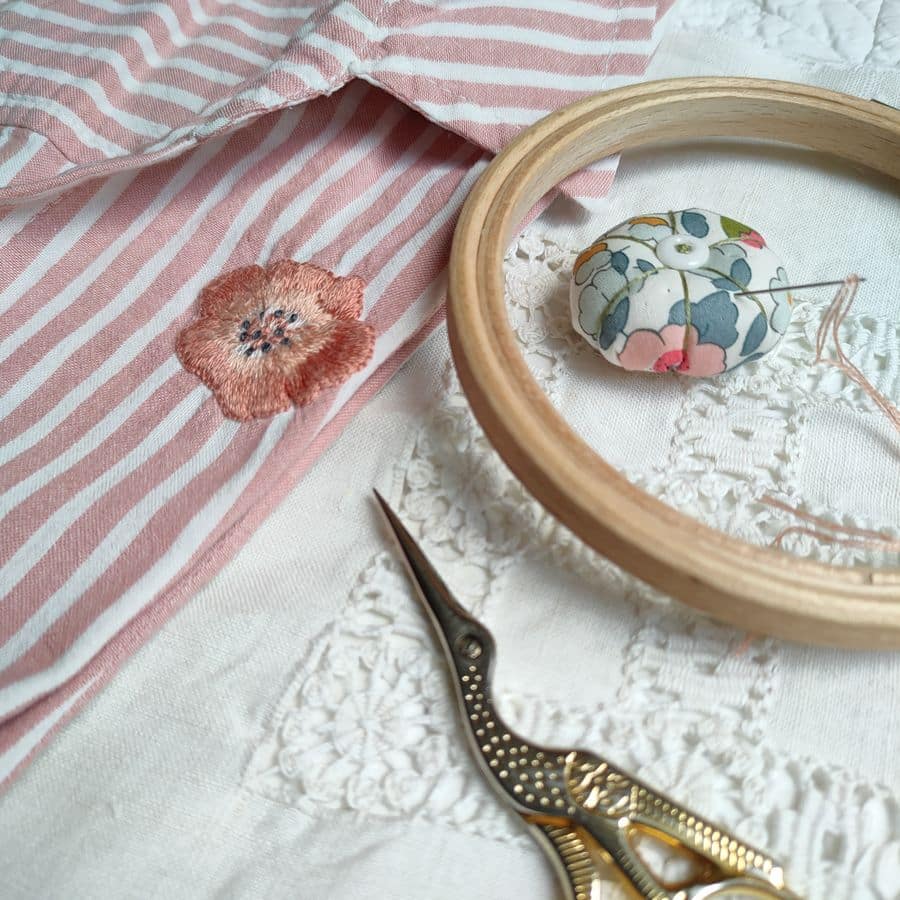 Pique & Colegram vous propose un cours de broderie pour apprendre le passé empiétant.