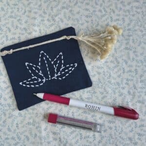 Le crayon craie porte-mines de la marque Bohin permet d'effectuer des tracés très précis pour a couture et la broderie.
