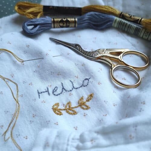 Pique & Colegram vous propose de commencer la broderie en brodant un prénom.