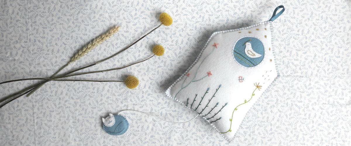 Pique & Colegram vous accompagne pour confectionner le kit couture de la maison musicale, un jouet d'éveil à coudre et à broder