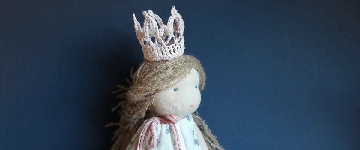 Les poupées Pique & Colegram sont des reines qui méritent bien de jolies couronnes crochetées.