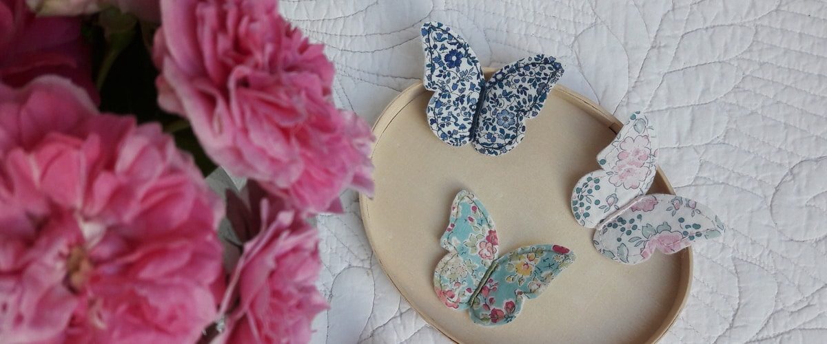 Pique & Colegram vous propose des kits DIY pour confectionner des papillons en Liberty et feutrine de laine