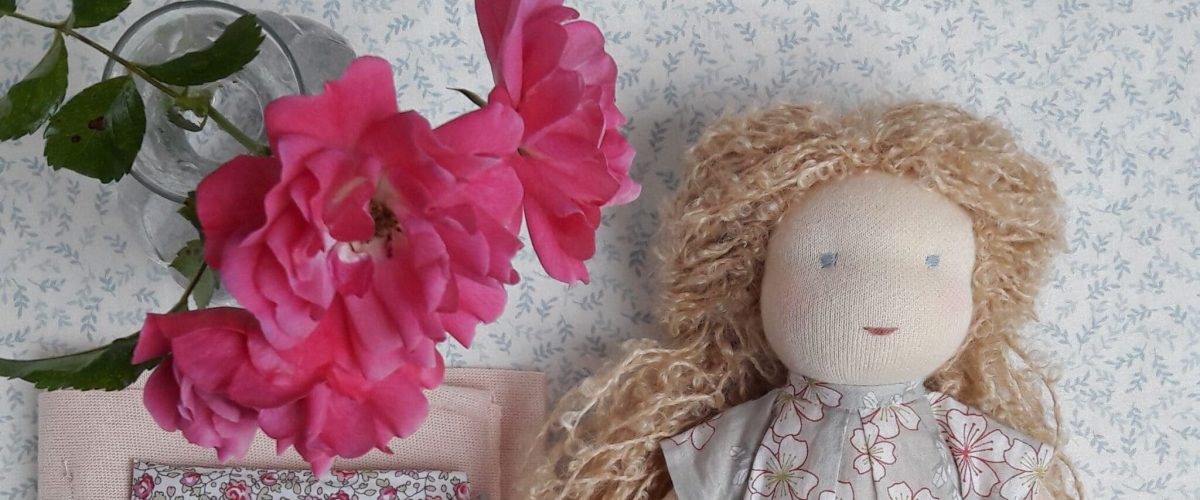 Vous souhaitez acheter une poupée Waldorf? Pique & Colegram réalise des poupées Waldorf pour vos enfants!