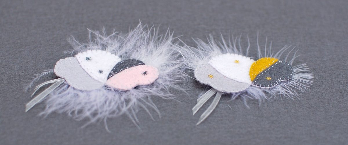 Les kits broches nuages de Pique & Colegram vous permettent de réaliser sans difficulté des petites broches douces et poétiques.
