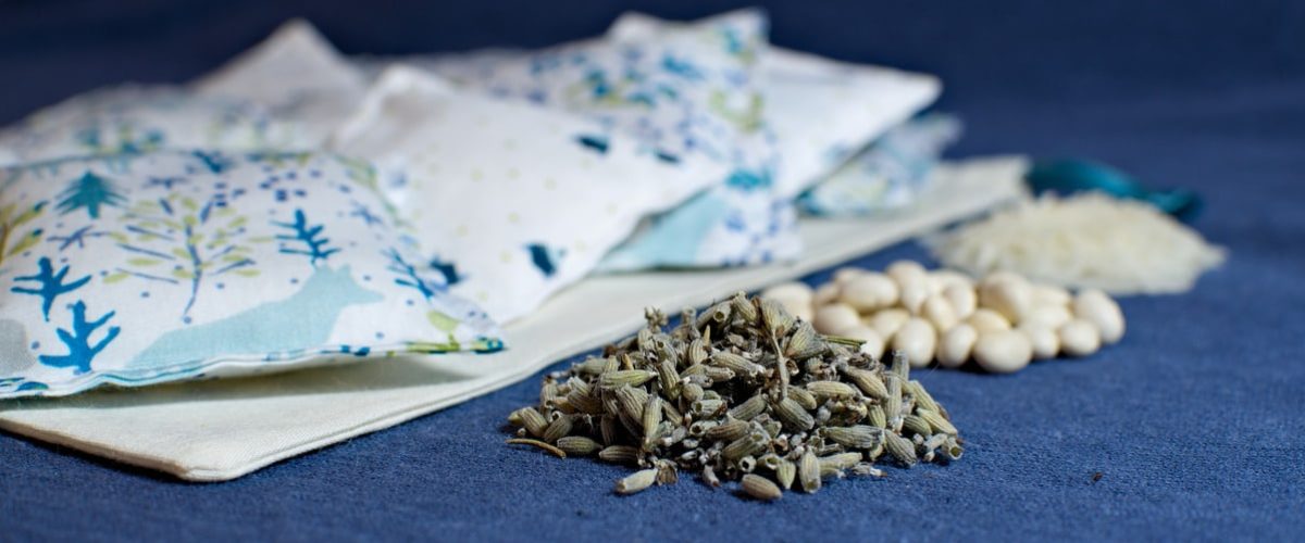 Pique & Colegram vous propose le tuto des coussins tactiles d'inspiration Montessori pour développer le sens du toucher de l'enfant.