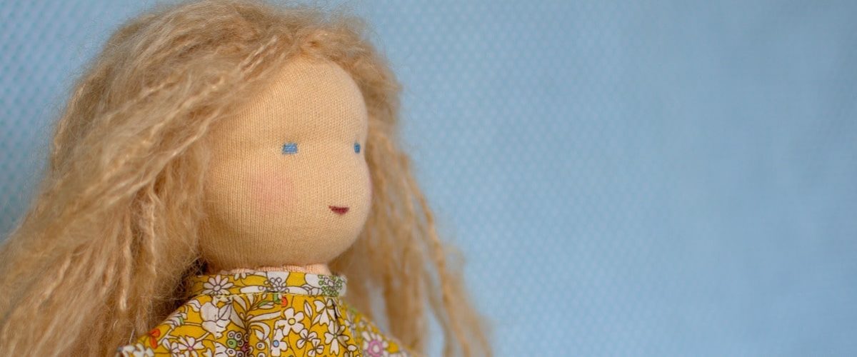 La poupée Waldorf, proposée par Pique & Colegram, touche le cœur de l'enfant et de l'adulte.