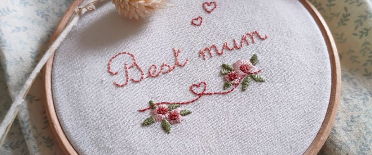 Le kit à broder Best Mum permet de réaliser un tambour brodé pour célébrer les mamans.