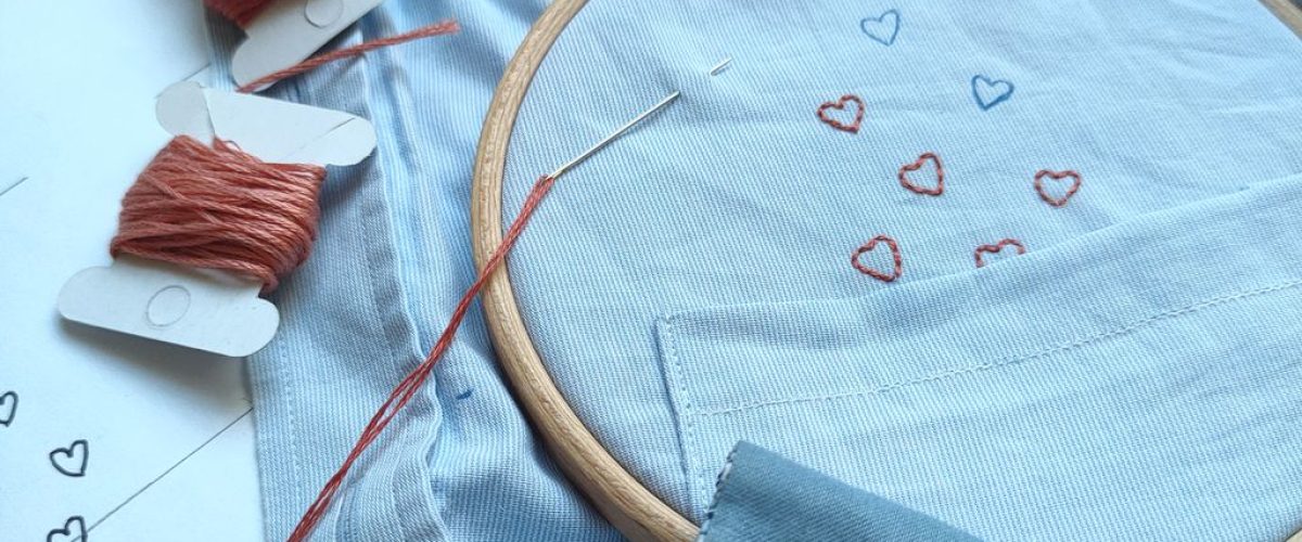 Des motifs de broderie sur le thème " Et si votre borderie sortait de votre poche?"