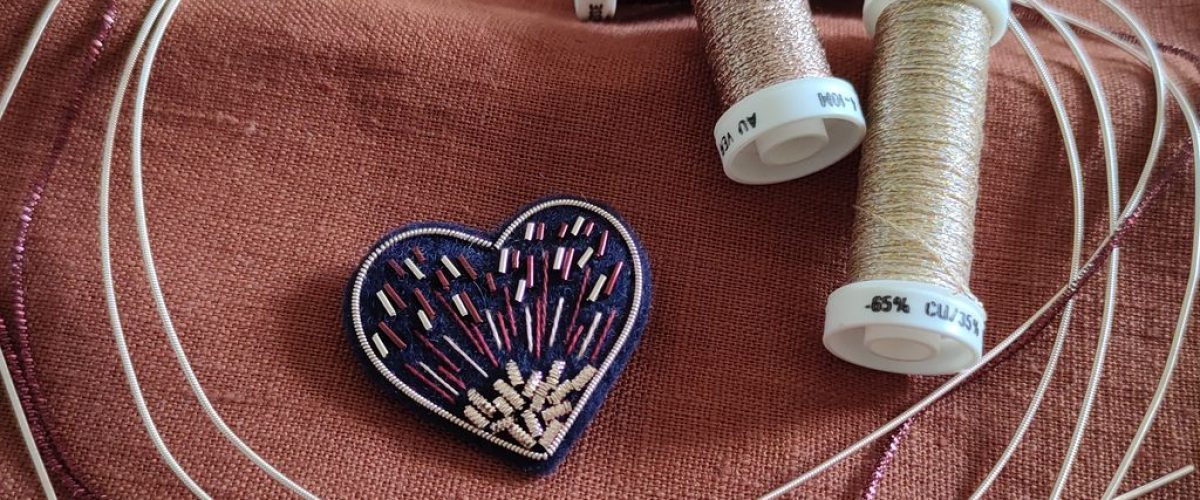 Pique& Colegram propose un cours de broderie initiation broderie or.