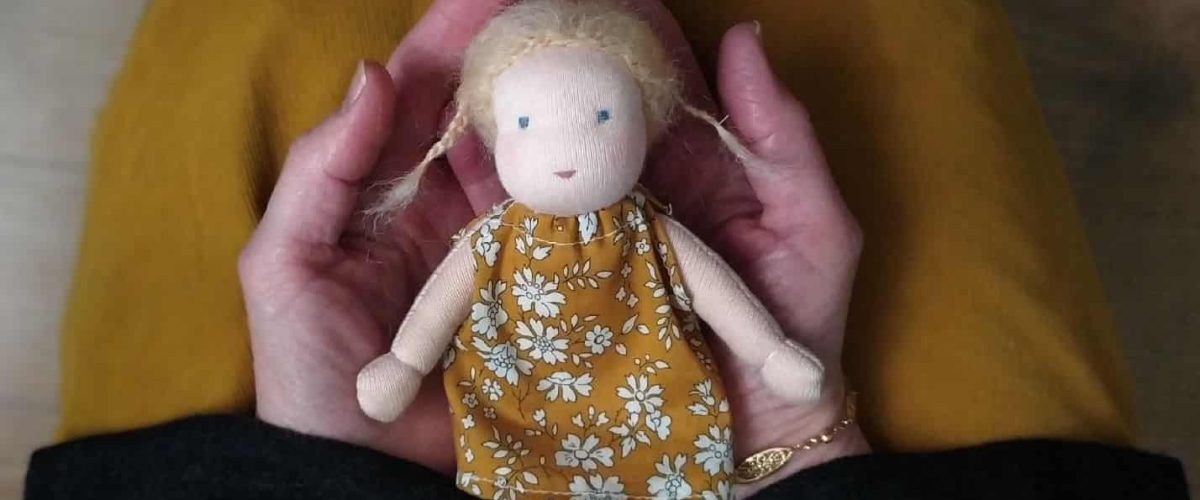 Les mini poupées Waldorf de Pique & Colegram mesurent 16cm.