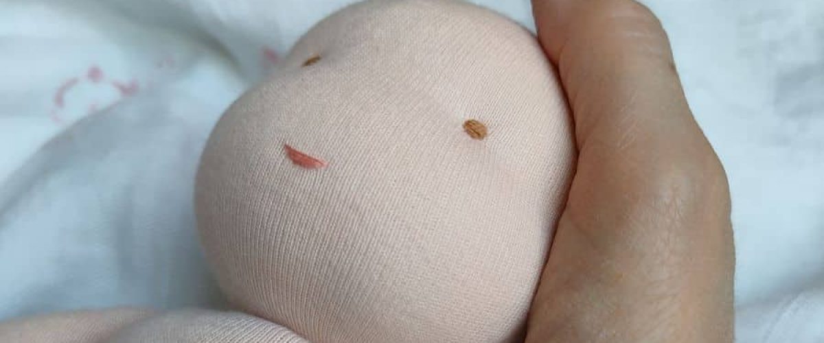 Lors d'un stage poupées Waldorf, vous brodez le visage de votre poupée.