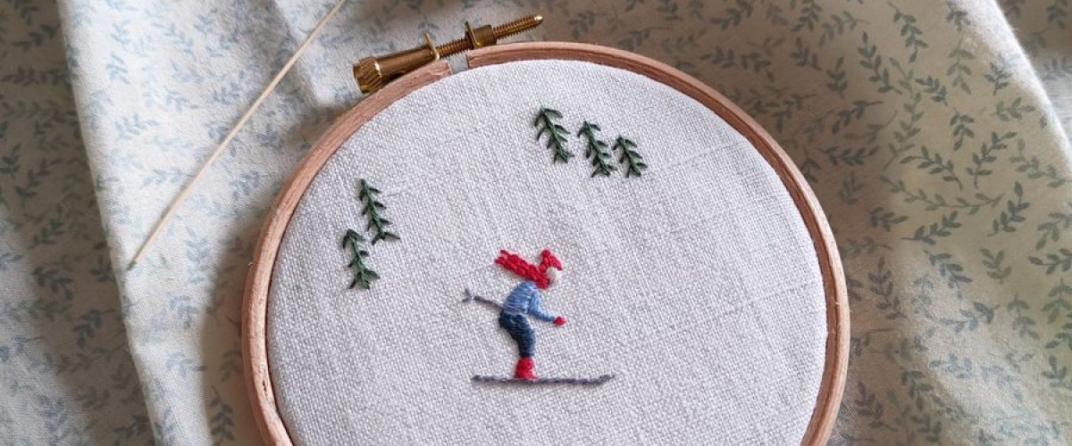 Le tambour brodé Sur les pistes est un kit broderie de Pique & Colegram.