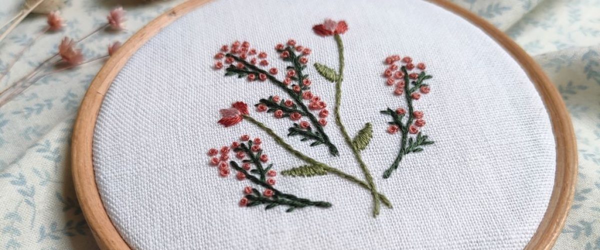 Le kit tambour brodé Petit bouquet est un kit de broderie pour broder de jolies branches fleuries.